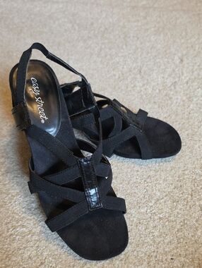 easy street Black Strappy Slingback Heels Sz 8